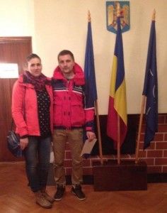 Radu Mihai, un român din Rogaland, într-o fotografie pe facebook: ”Ambasada la Oslo VOTAT. Am plecat din Rennesøy la orele 23:00 (15.11.2014), ajuns la Ambasada la 06:35, votat la 07:30, ajuns acasa la 15:30 (16.11.2014) =1250 km. Sotia gravida in 5 luni.”